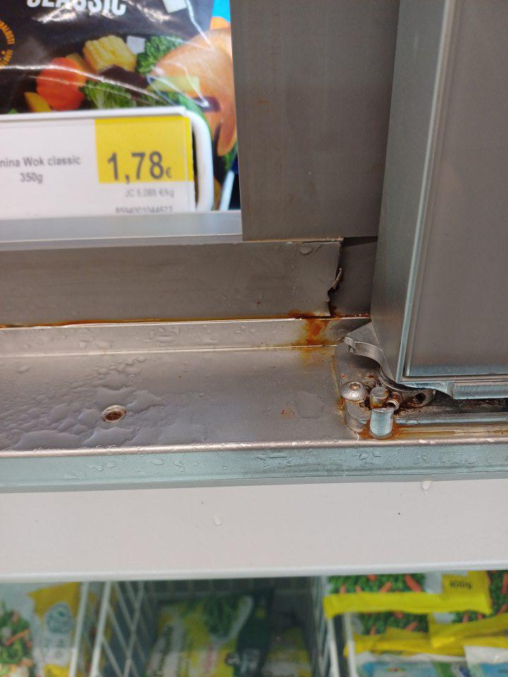 V mraziacich vitrínach v dolnej časti vytváranie kondenzátu, korózia na pántoch dverí mraziacich vitrín a na lište v spodnej časti.