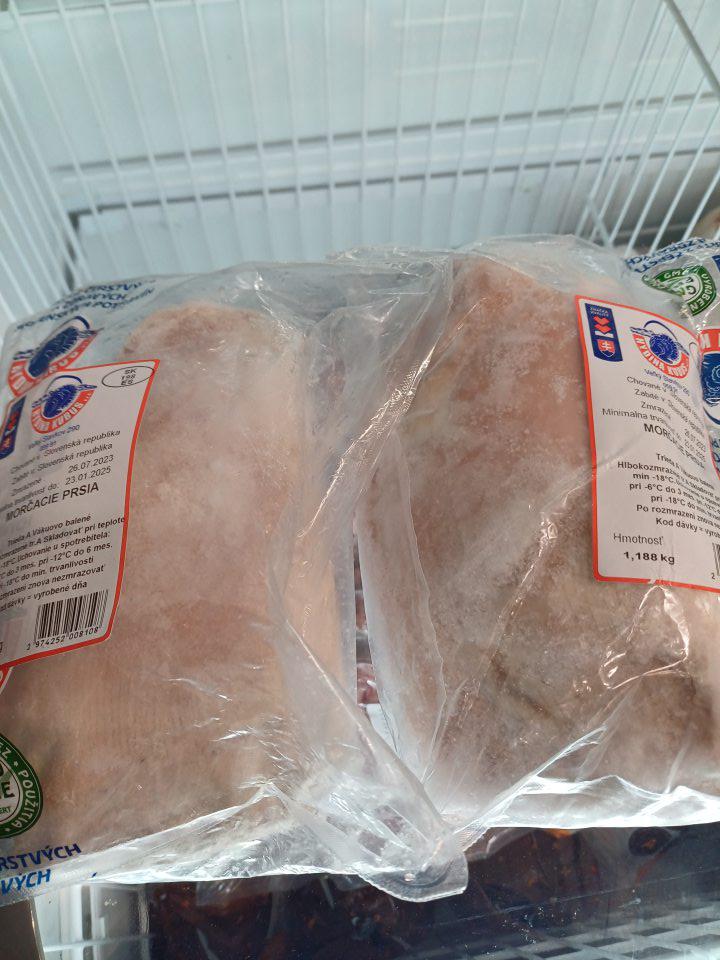 Na predaj ponúkané mrazené hydinové výrobky s porušeným vákuovým obalom: 2 druhy, celková hmotnosť: 4,552 kg, celková cena: 35,343€.