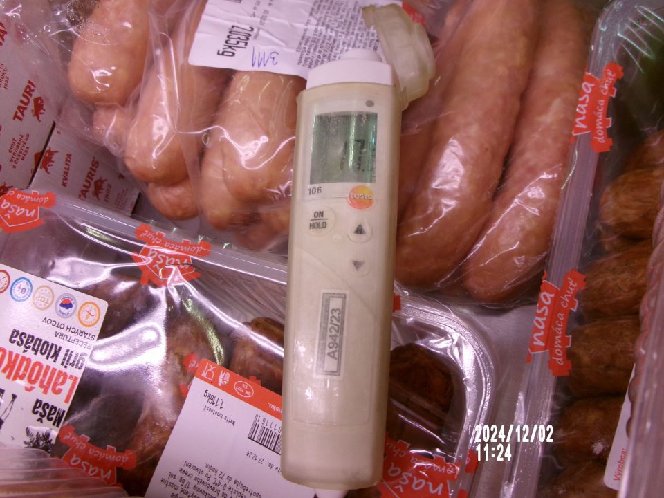 V čase kontroly zistené uchovávanie mäkkých mäsových výrobkov pri nevyhovujúcich teplotných režimoch, +17,8°C. 