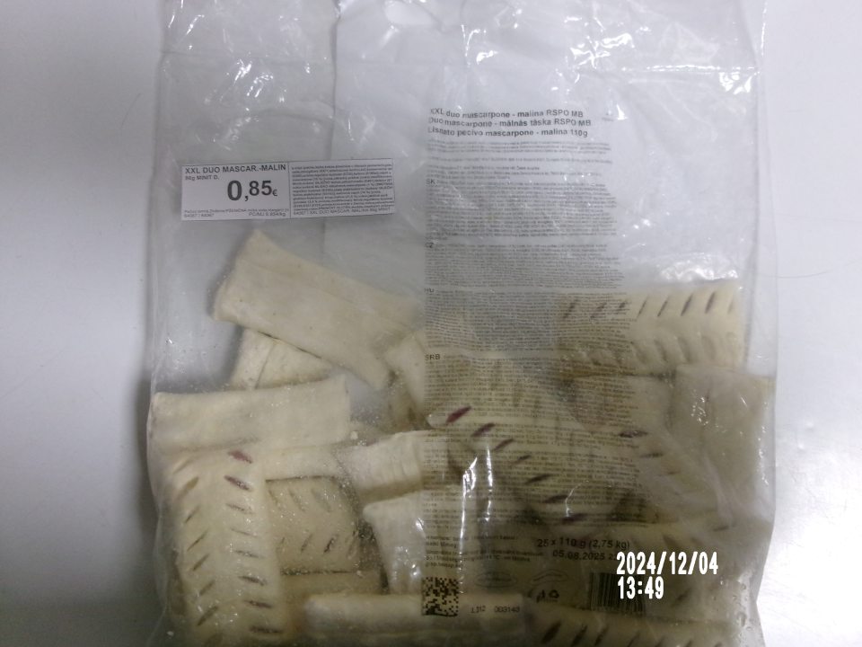 Zloženie výrobku XXL Duo 95g uvedené v blízkosti predaja nie je zhodné so zložením uvedeným na obale mrazeného pekárskeho polotovaru, určeného na dopekanie. 