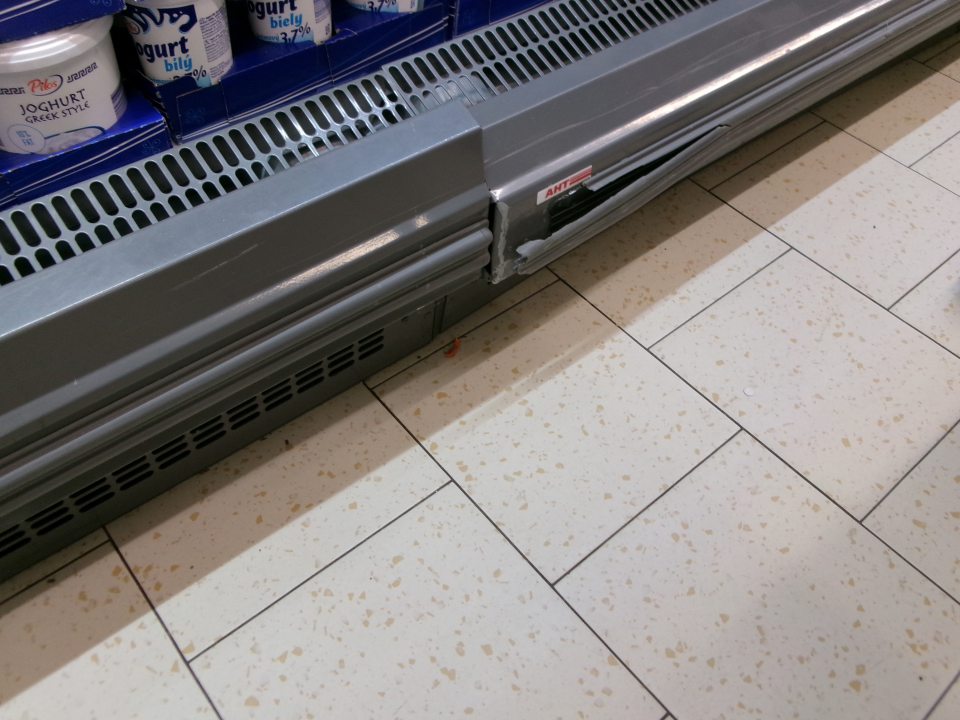  poškodená celistvosť lišty chladiaceho zariadenia s uchovávanými mliečnymi výrobkami (jogurty)