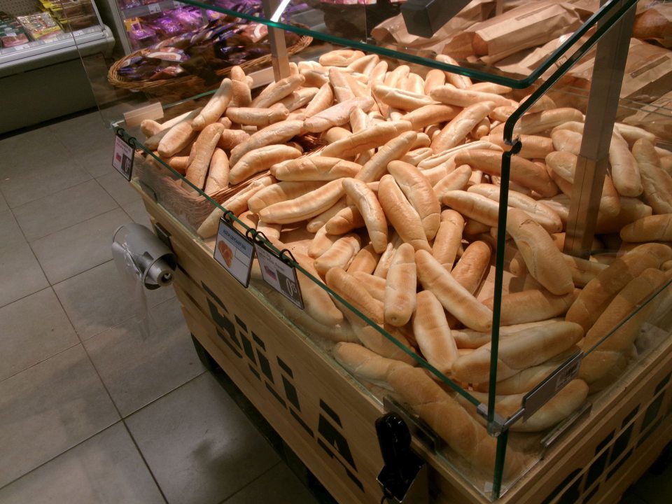  poškodené technologické zariadenie s vystavovanými nebalenými pekárskymi výrobkami