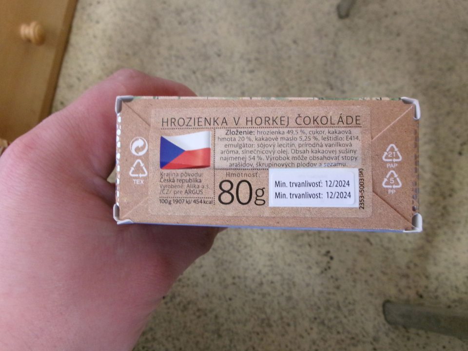  nie je zdôraznená látky spôsobujúca alergie alebo neznášanlivosť od zvyšnej časti zoznamu zložiek (sójový lecitín, arašidy lúpané pražené, jadrá mandlí, jadrá lieskových orechov, oxid siričitý