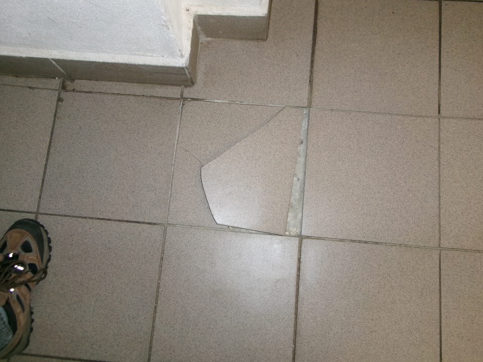 poškodená podlaha pri na predajnej ploche