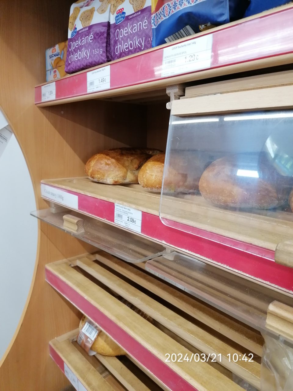 Poškodený a chýbajúci kryt na technologickom zariadení s nebalenými pekárskymi výrobkami.