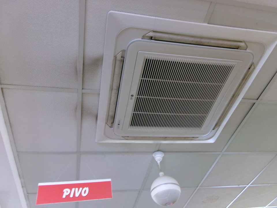 ) Zistená silne znečistená stropná klimatizačná jednotka v oddelení čerstvého ovocia a zeleniny.