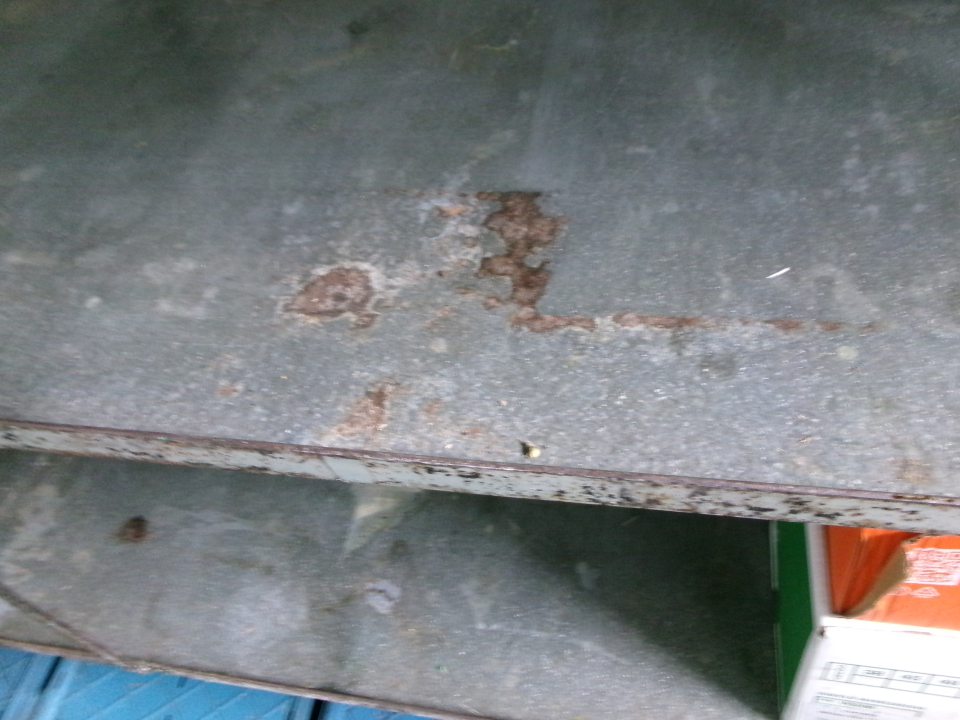  Skorodované police na regáloch v sklade s uloženým ovocím a zeleninou. 