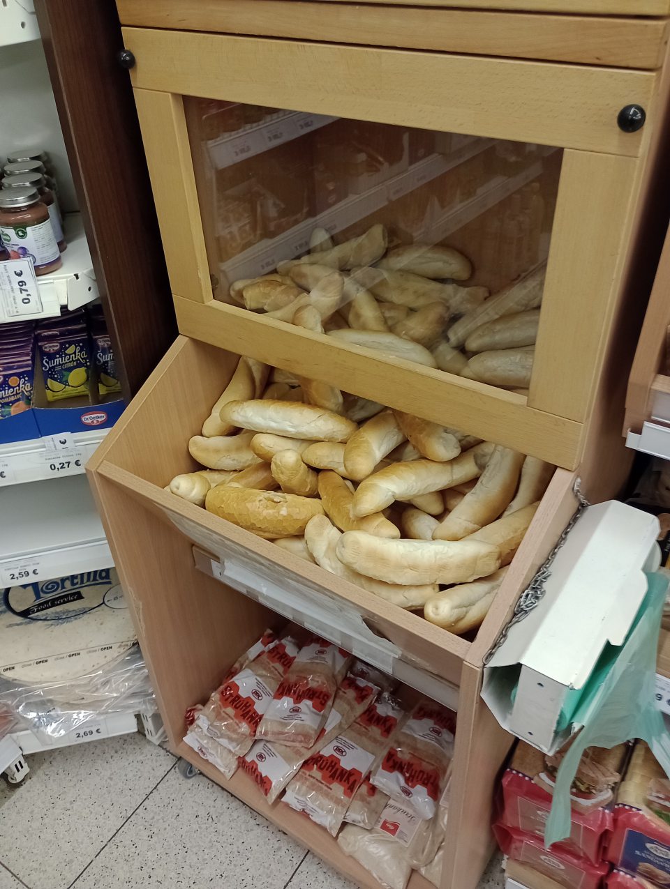 Jeden poškodený a jeden chýbajúci kryt na regáloch s uchovávaným nebaleným pečivom.