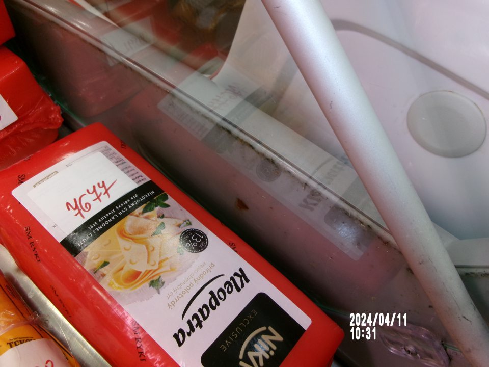 Zistené silne znečistené chladiarenské vitríny s uchovávanými mäsovými výrobkami a syrmi, a to na ťažko prístupných miestach- medzi bočnou sklenenou stenou a kovovou konštrukciou. 