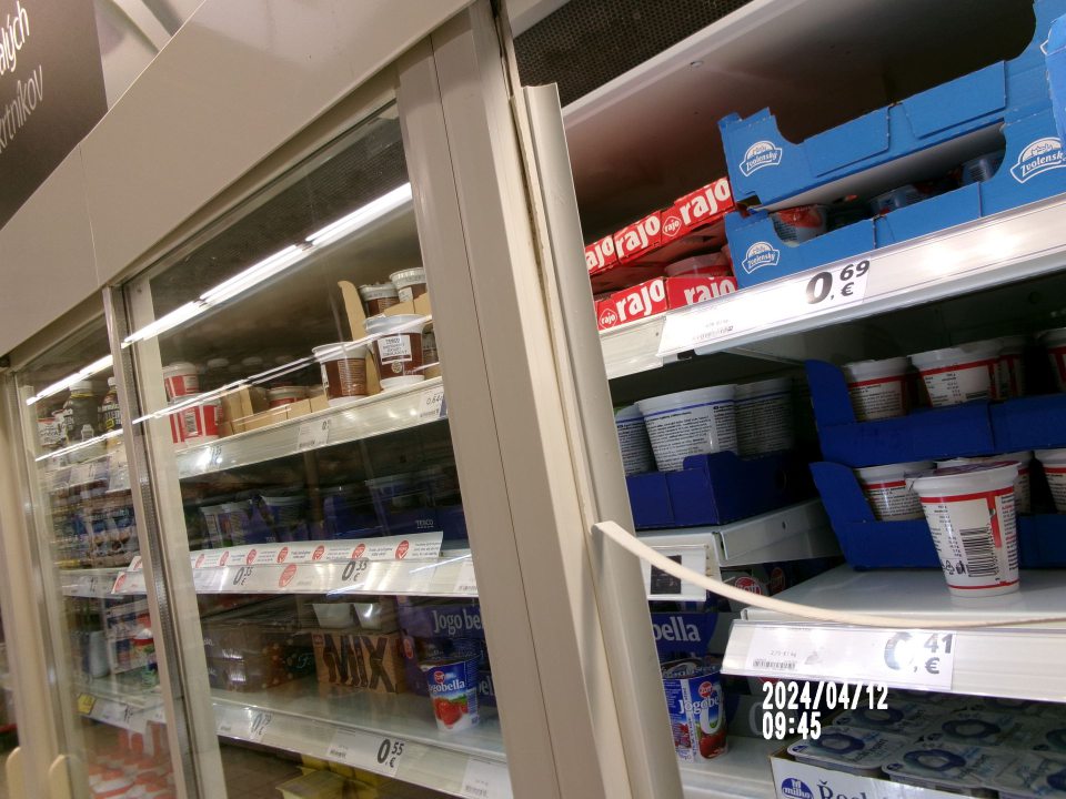 Poškodená tesnenie v chladiarenskom zariadení s uchovávanými mliečnymi výrobkami.