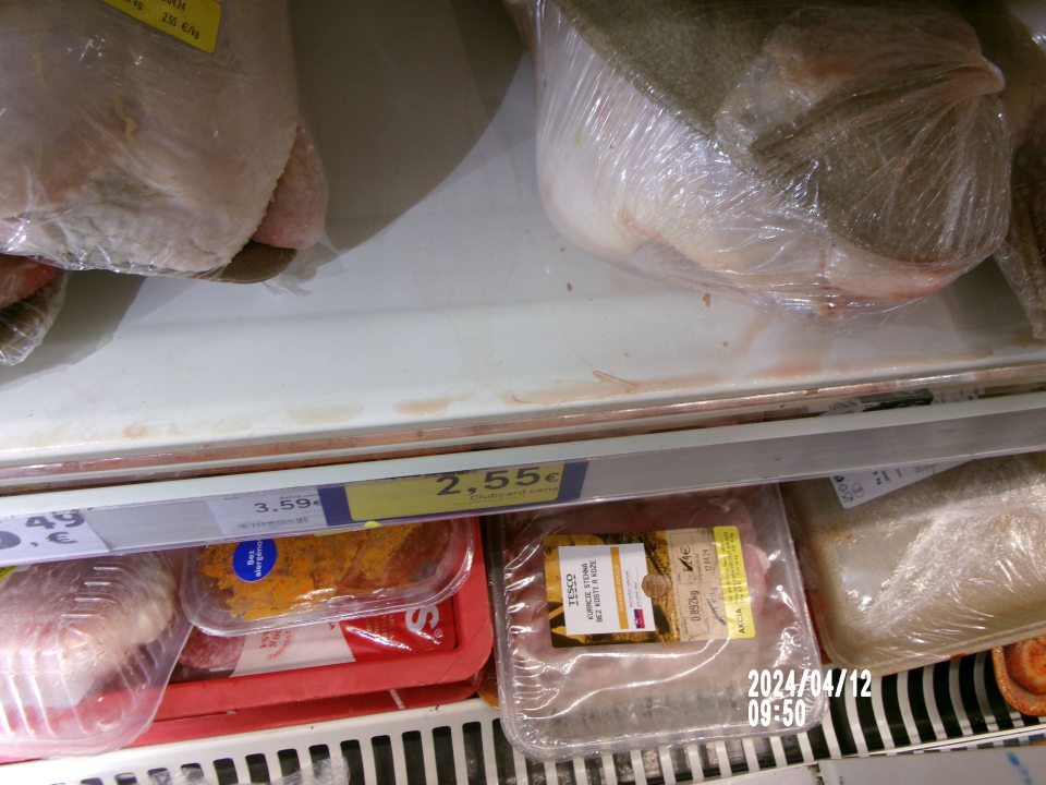 Znečistená chladiarenskíé zariadenie s uchovávaným čerstvým baleným mäsom. 