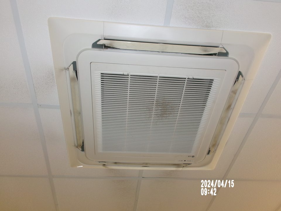  	Silne znečistená stropná klimatizačná jednotka, ako aj stropné kazety nad regálmi so suchými potravinami na predajnej ploche. 