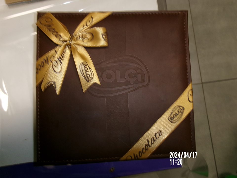 V čase kontroly zistené nedostatky: - v zložení výrobku nie sú zvýraznené zložky spôsobujúce alergie alebo neznášanlivosť (sušené mlieko, sušené odstredené mlieko, sušené plnotučné mlieko, mlieko, mandle, lieskové orechy) - chýba názov výrobku a výživové údaje v kodifikovanej podobe štátneho jazyka