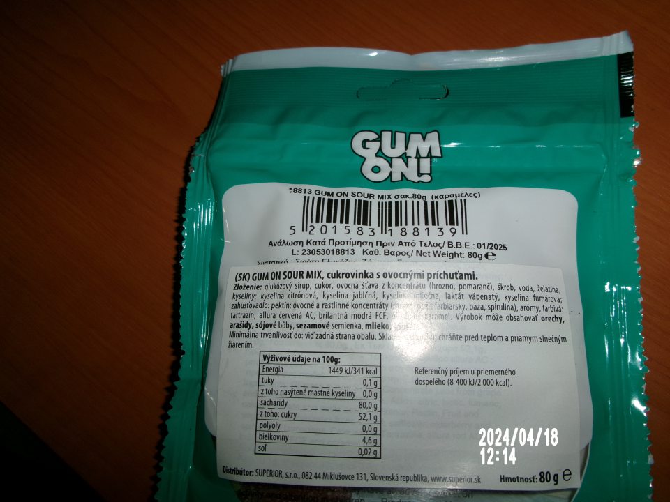 1.) Zistené uvádzanie do obehu jedného druhu potravinárkseho výrobku, u ktorého bola uvedená prítomnosť farbiva tatrazín, allura červená, ktoré nesprevádzal povinný údaj ,,Môže mať nepriaznivé účinky činnosť a pozornosť detí", a tiež nebola uvedená látka sprevádzaná príslušným kódom ,,E". 