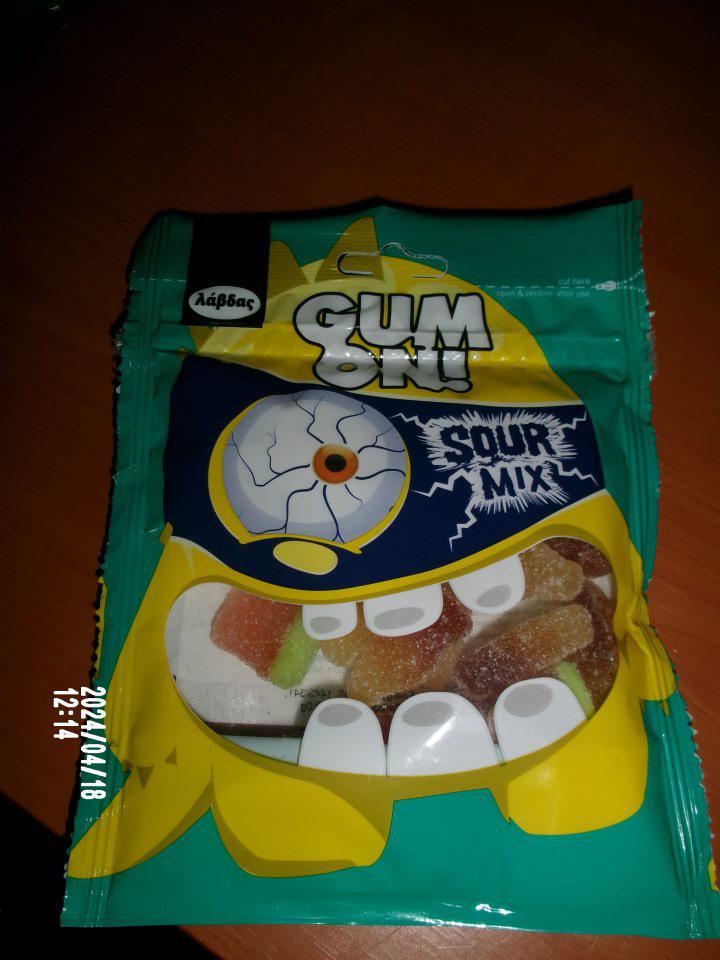 1.) Zistené uvádzanie do obehu jedného druhu potravinárkseho výrobku, u ktorého bola uvedená prítomnosť farbiva tatrazín, allura červená, ktoré nesprevádzal povinný údaj ,,Môže mať nepriaznivé účinky činnosť a pozornosť detí", a tiež nebola uvedená látka sprevádzaná príslušným kódom ,,E". 