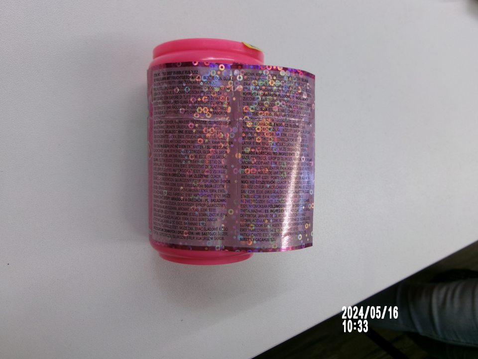 V čase kontroly zistené nedostatky: - u troch druhov cukroviniek chýbali akékoľvek údaje - nesprávna uvedená skupina prídavných látok - kyslidlo - prostriedok na zvýšenie hygroskopicity - nesprávne uvedené výživové údaje - uhľohydráty - nezrozumiteľná zložka - žuvacích - nepresný názov výrobku raspberry-himbeer gesmack-žuvačka s príchuťou jablka