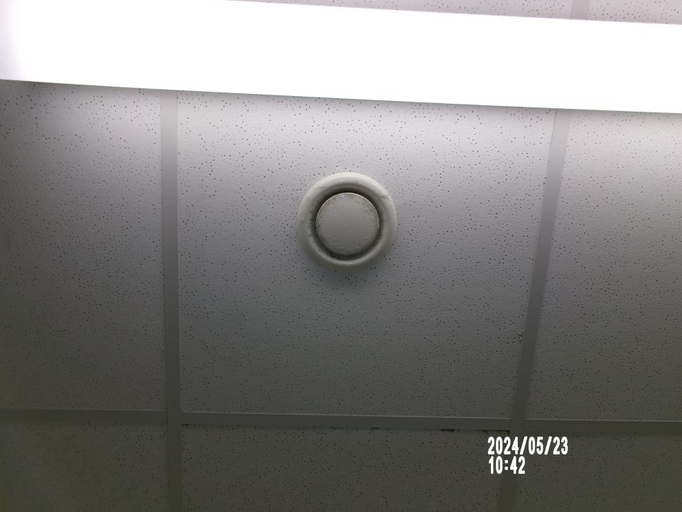 Zistené znečiistené kryty vetracích otvorov na strope v šatni ptre zanmestnancov. 