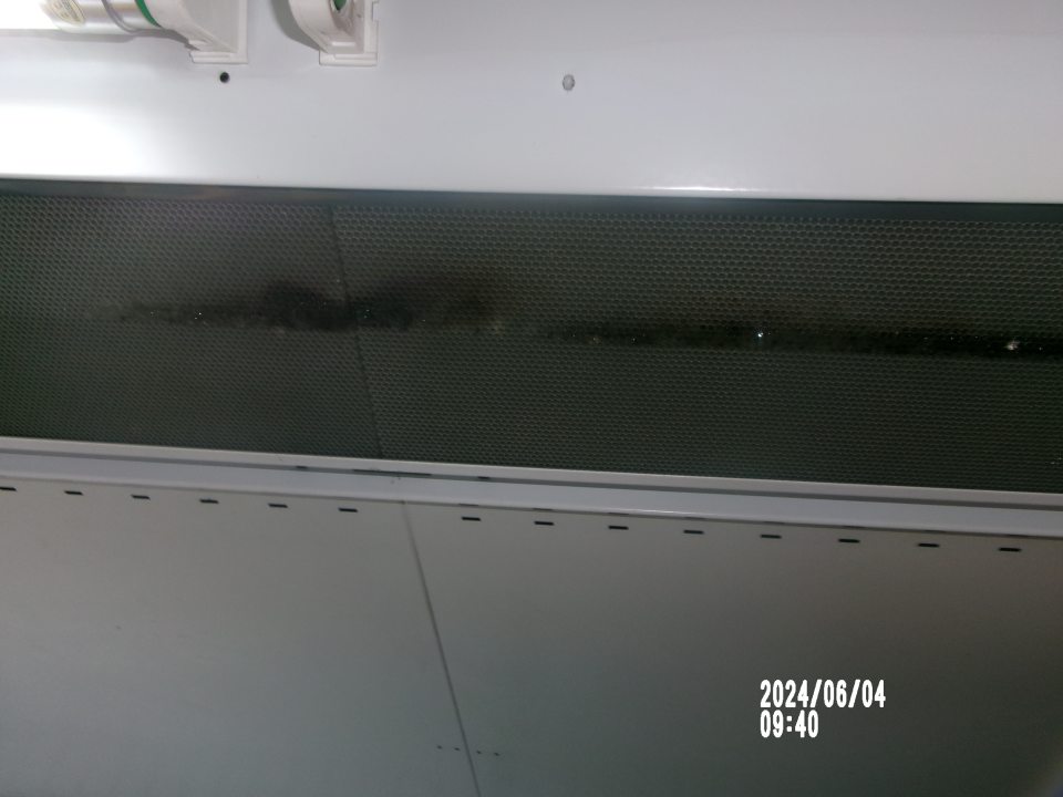 Zistená silne znečistená vrchná mriežka ( mastné nálepy) v chladiarenskom zariadení s uchovávanými mliečnymi výrobkami.
