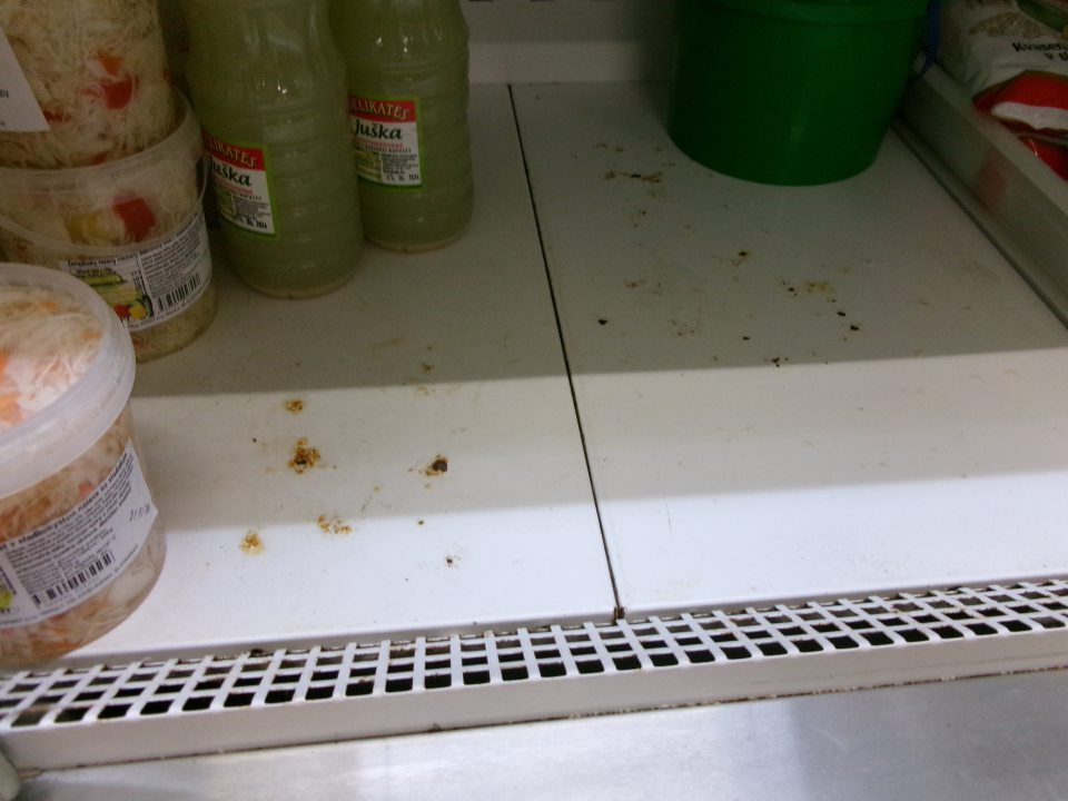 poškodený náter políc- hrdza v chladiarenskom zariadení s mliečnymi výrobkami