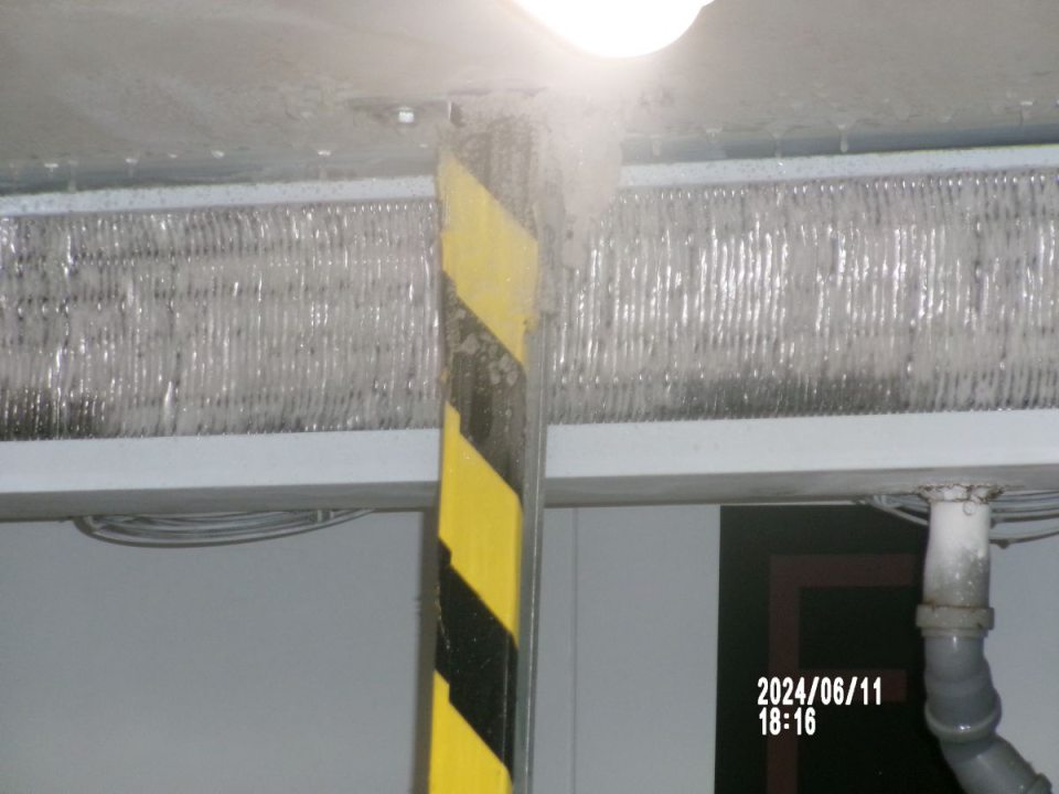  Silná vrstva námrazy na chladiacej jednotke v zabudovanom mraziarenskom boxe s pekárskymi polotovarmi.