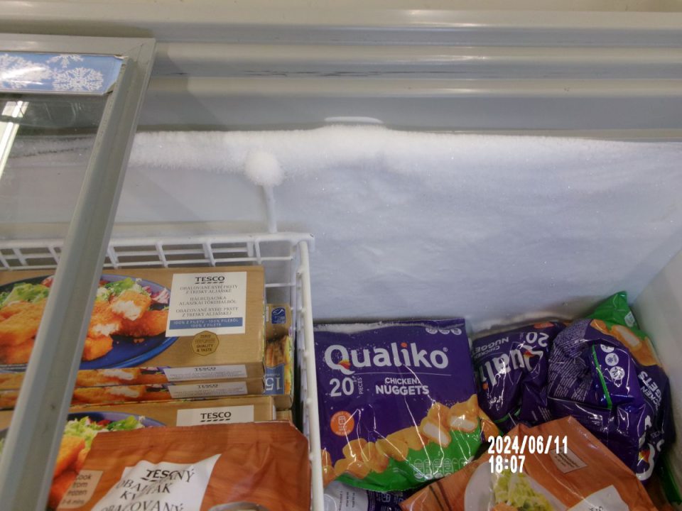 Výskyt námrazy v mraziarenských zariadeniach s uchovávanými mrazenými polotovarmi a mrazenými krémami.