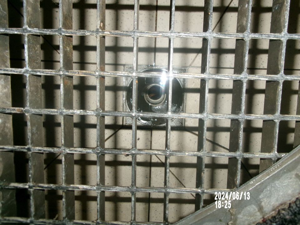  Zistená chýbajúca kanalizančná mriežka v skladovacích priiestoroch s uloženými čistiacimi prostriedkami. 