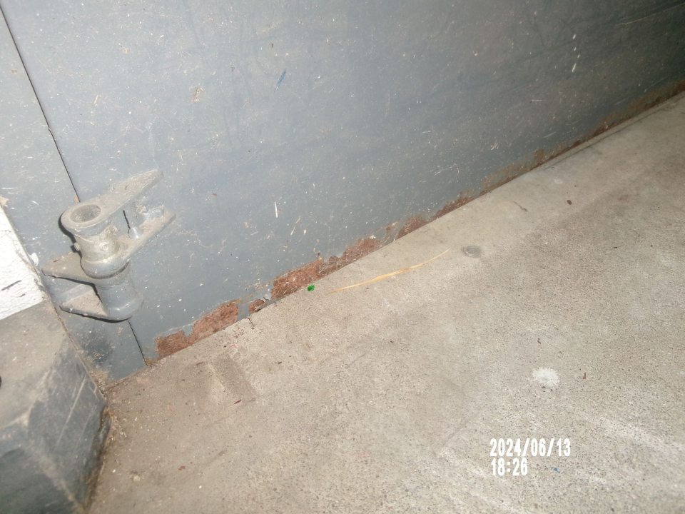  Zistené známky korózie na spodnej časti bezpečnostnej zábrany k lisu na komunálny odpad