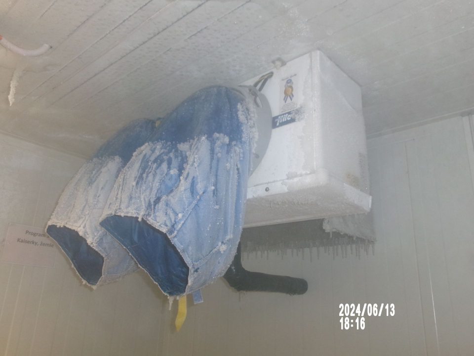 Výskyt mohuntých vrstiev námrazy na strope a na stenách v mrazierenskom boxe s uchovávanými pekárskymi polotovarmi v časti- malá pekáreň.