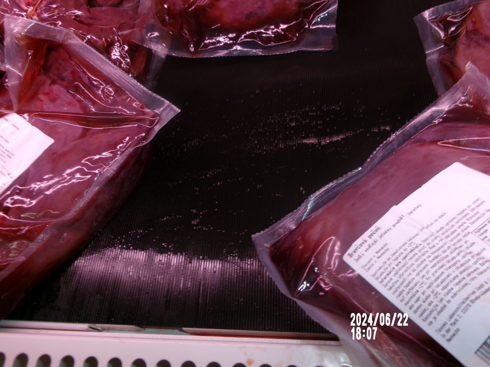  Zistená znečistená chladiarenská vitrína s uchovávanou čerstvou bravčovou pečeňou, a to zvýšeným množstvom tekutiny - mäsová šťava. 