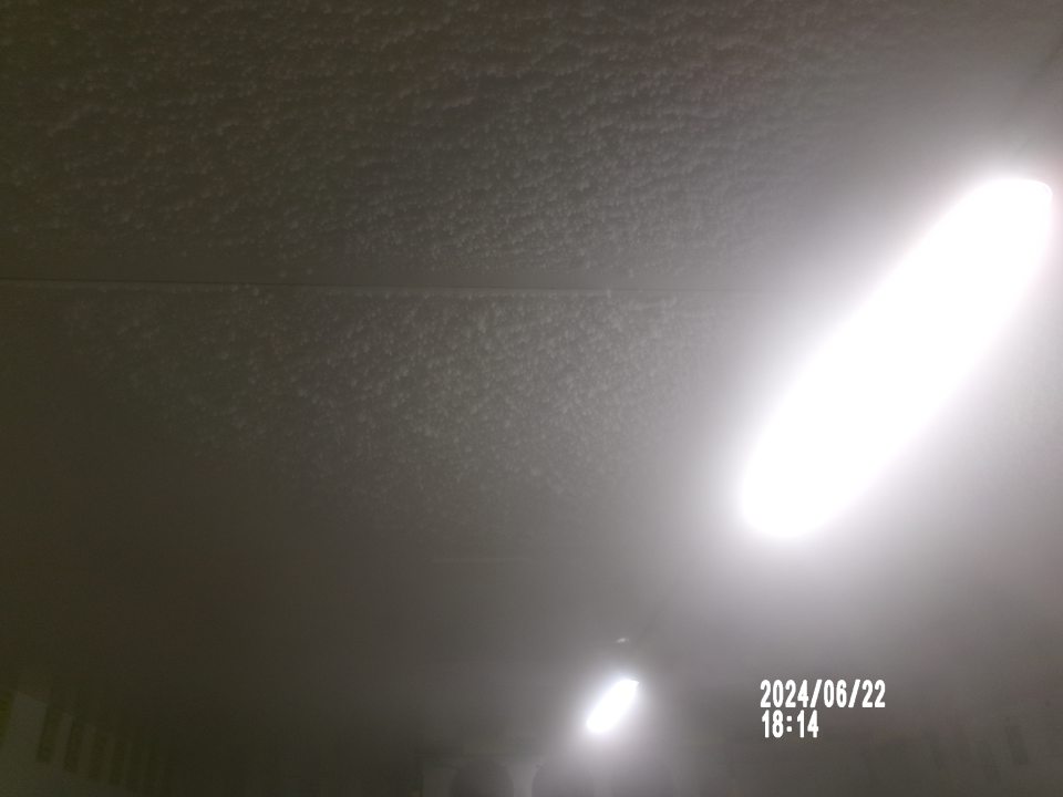 Zistený výskyt mohutných nánosov námrazy na strope v mraziarenskom boxe, s uchovávanými pekárskymi polotovarmi, určenými na dopekanie. 