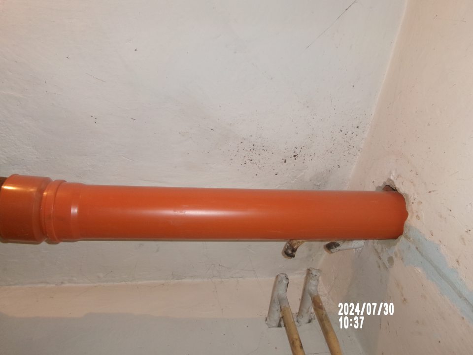 Silne znečistený strop a steny vo vstupnej chodbe do sociálneho zariadenia, ako aj v miestnosti sociálneho zariadenia.