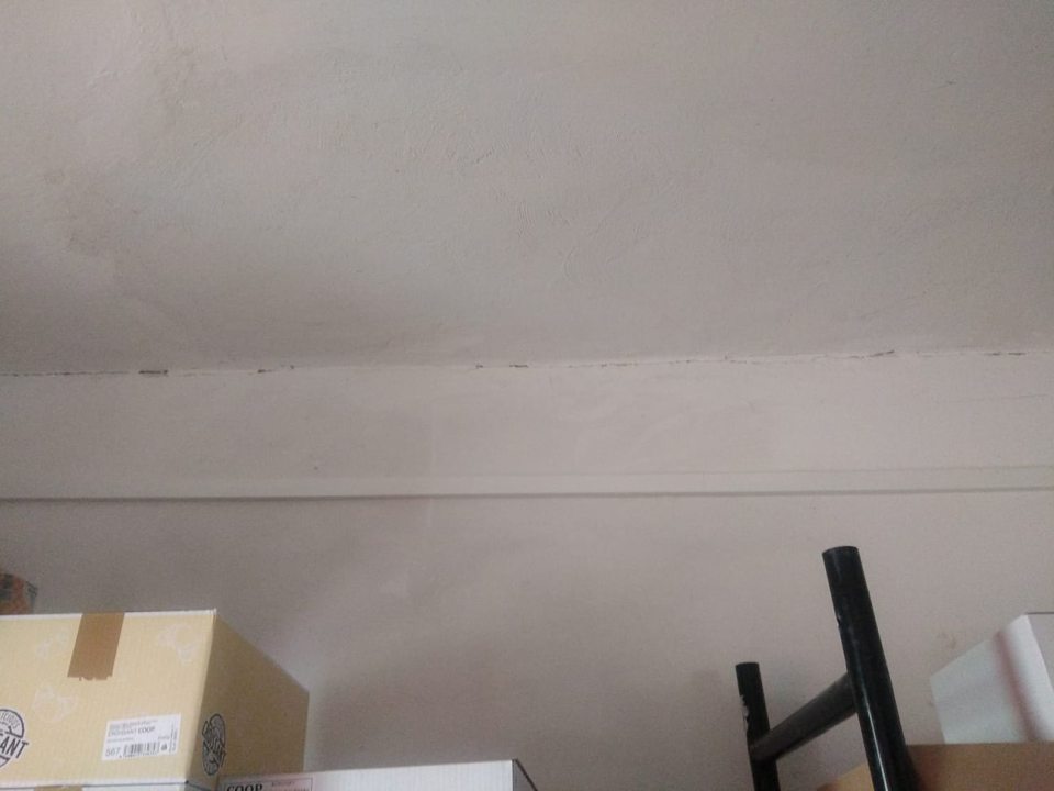 -Poškodený, olupujúci sa strop na viacerých miestach a stena na predajni. - Poškodený, olupujúci sa strop v sklade.