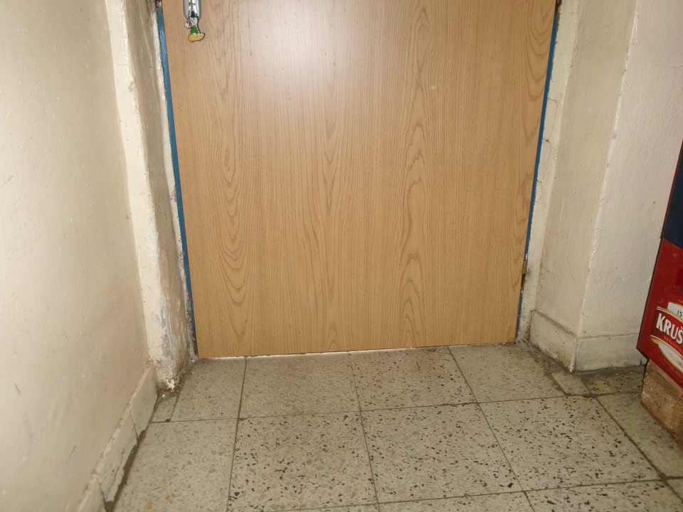 Sklad nezabezpečený proti vnikaniu hlodavcoch z vonkajšieho prostredia, nedostatočné tesnenie dverí.