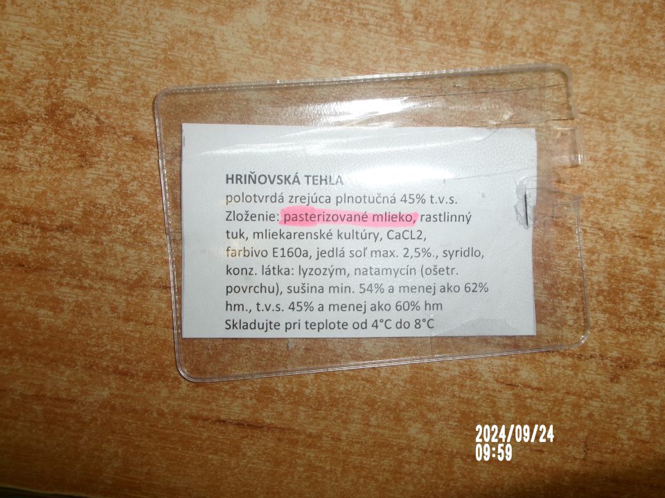Zistený nesúlad v označení dvoch druhov syrov- na etikete od výrobcu uvedené iné konzervačné látky, taktiež uvedené nepresné a nejasné údaje na etikete od predávajúceho. 