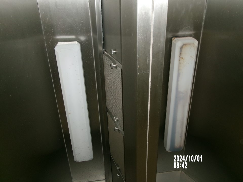 Zistený znečistený stropný digestor v priestoroch bývalého grilu.