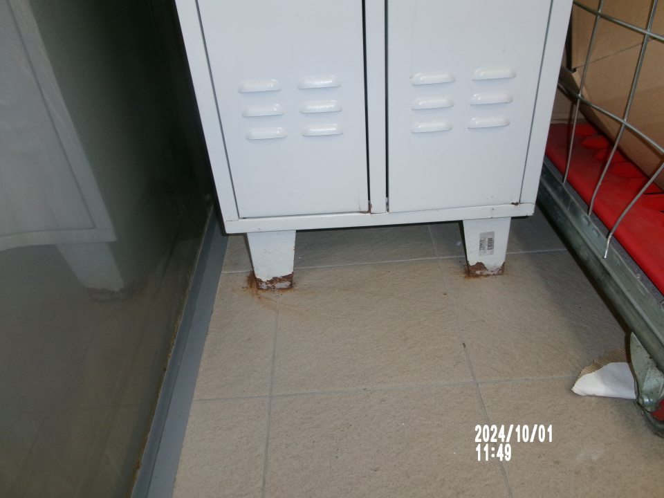 Skorodované nožičky na skrinke, slúžiacej na ukladanie pracovného odevu v priestoroch bývalého grilu.