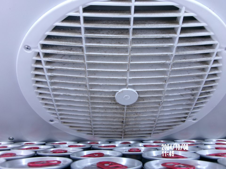 Znečistená klimatizačná jednotka chladiaceho zariadenia s uchovávanými nealko- nápojmi. 