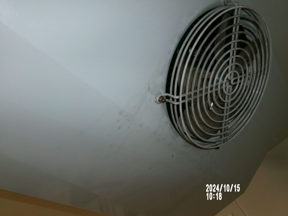 Zistené znečistené ventilátory stropnej klimatizačnej jednotky mraziarenského boxu s uchovávanou mrazenou hydinou, mrazenou zeleninou a mrazenými polotovarmi, v zázemí predajne. 