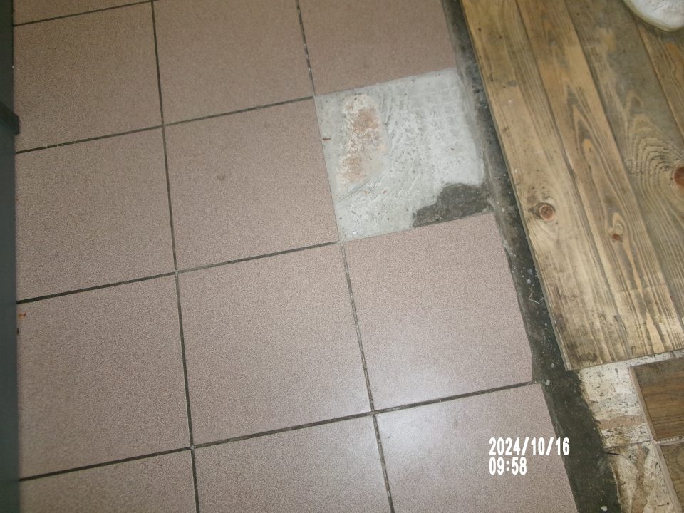 Zistená poškodená dlažba pri obslužnom pulte s mäsovými výrobkami.