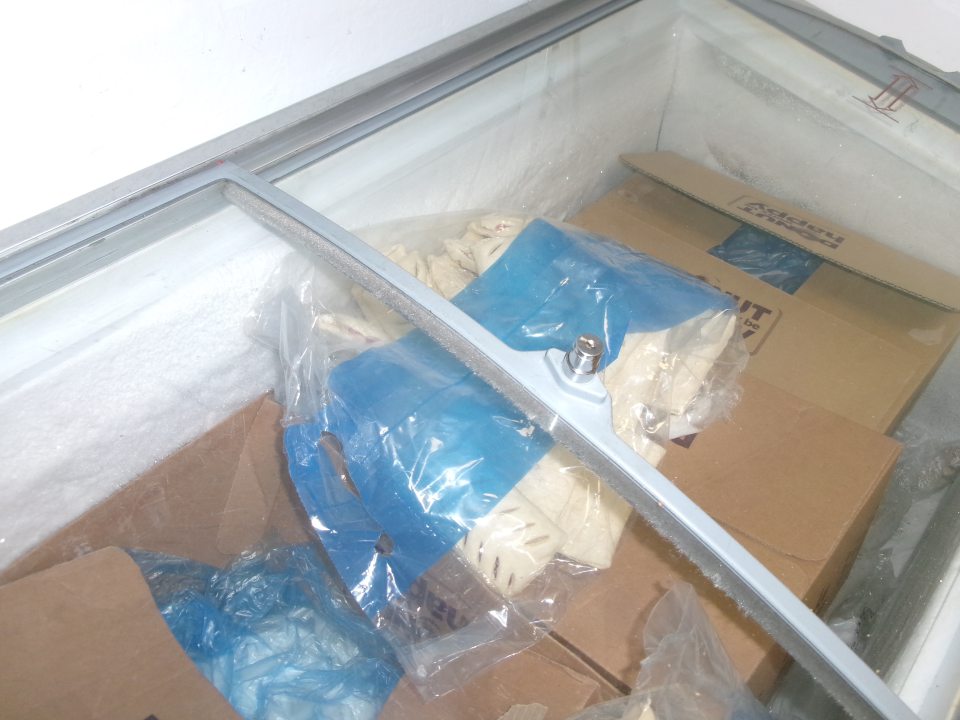 neprieliehajúce posuvné dvierka, čím sa často vytvára naámraza a ulomená rukoväť posuvných dcierok mraziaceho zariadenia s uchovávavnými mrazenými polotovarmi, určenými na výrobu vlastných pekárskych výrobkov 