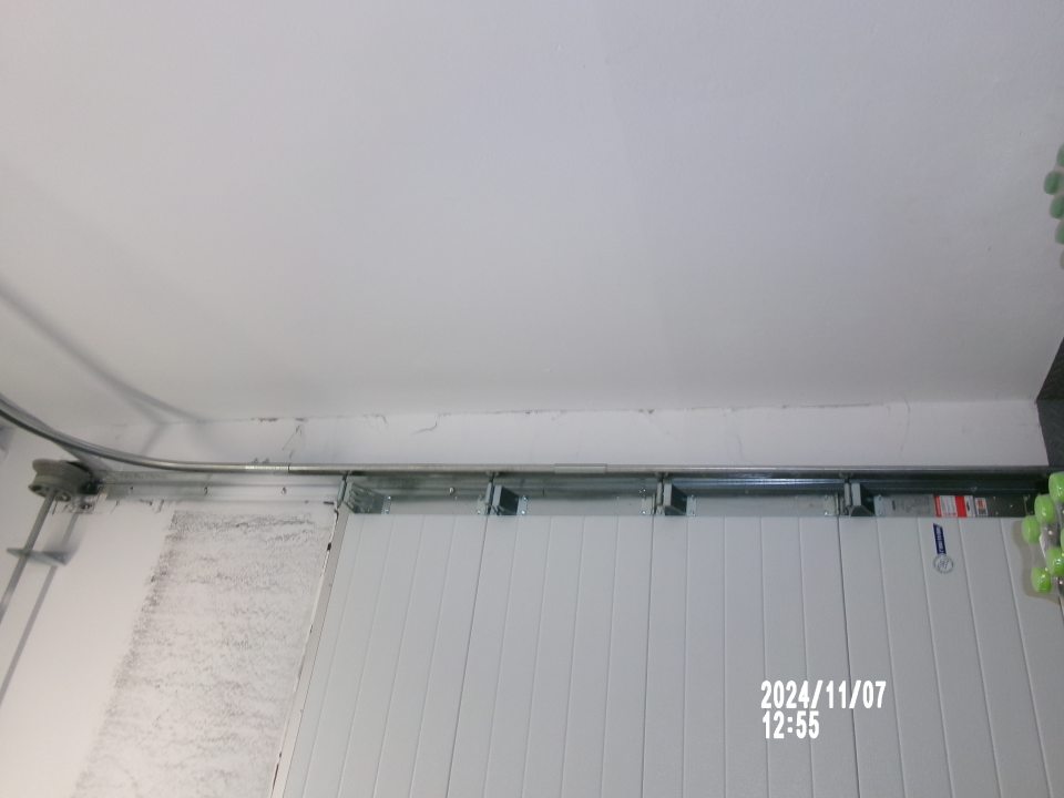 Zistená poškodená stena na príjmovej trampe.