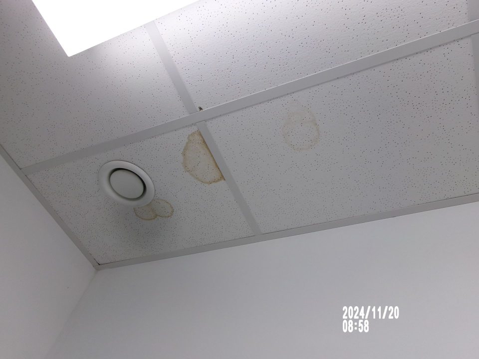 Zistené zatečené stropné kazety v šatni pre zamestnancov.