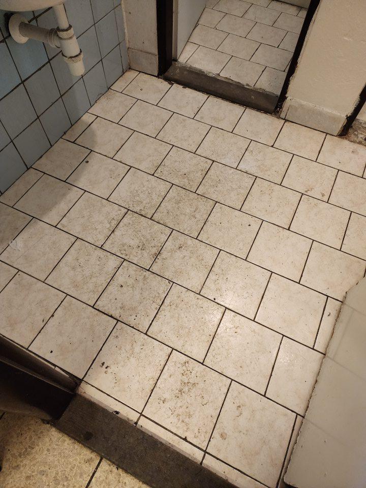 Znečistená podlaha v predsienke WC.