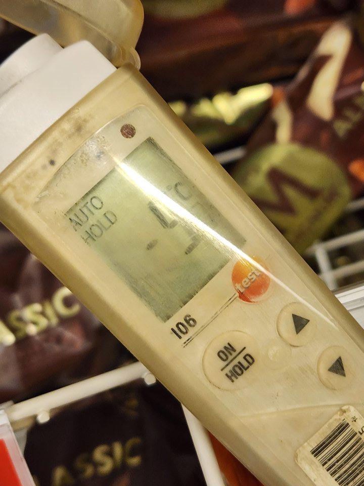 Nedodržaný teplotný režim pri skladovaní hlbokomrazených potravín.