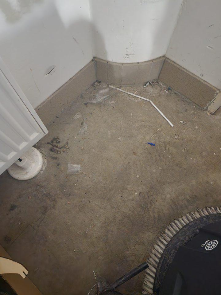 Podlaha znečistená prachom v chuchvalcoch a hrubou nečistotou.