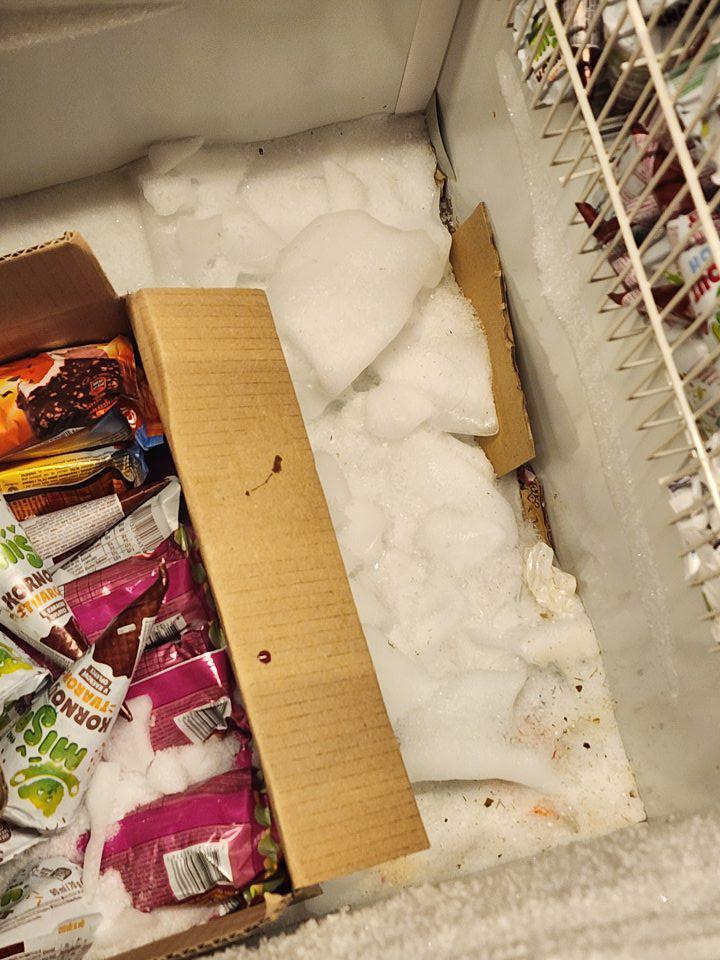 Hrubá vrstva námrazy v mr. zariadení, nedodržaný teplotný režim.