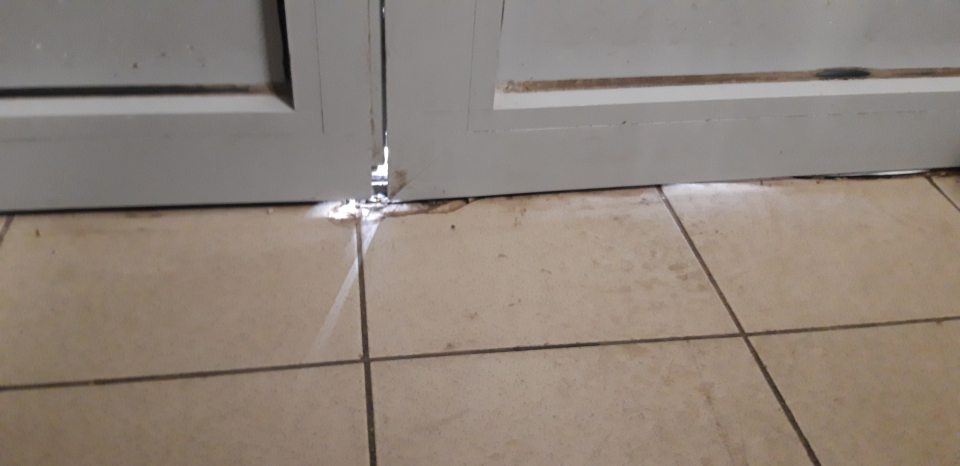 Dvere nedoliehajú k podlahe.