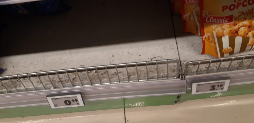 Na predajnej ploche predajné regály znečistené prachom v chuchvalcoch.