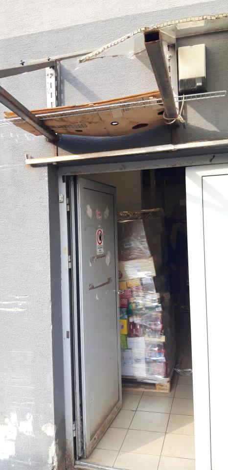 Poškodená strieška.