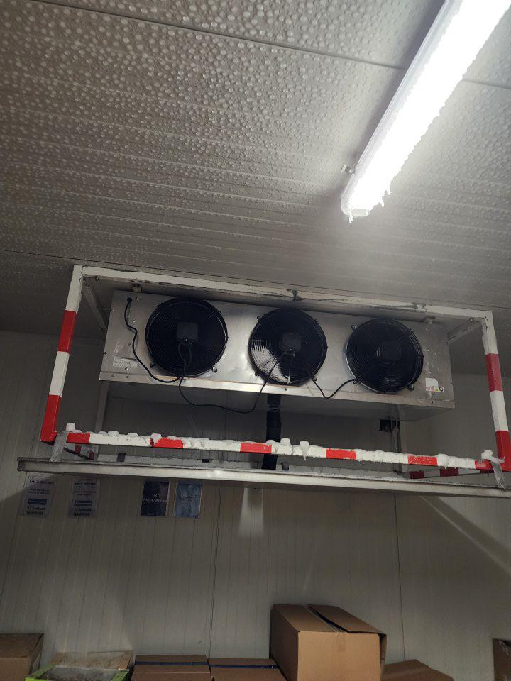V mraziacom boxe na osvetlení aj mraziacej jednotke vrstva námrazy zo stekajucého kondenzu.